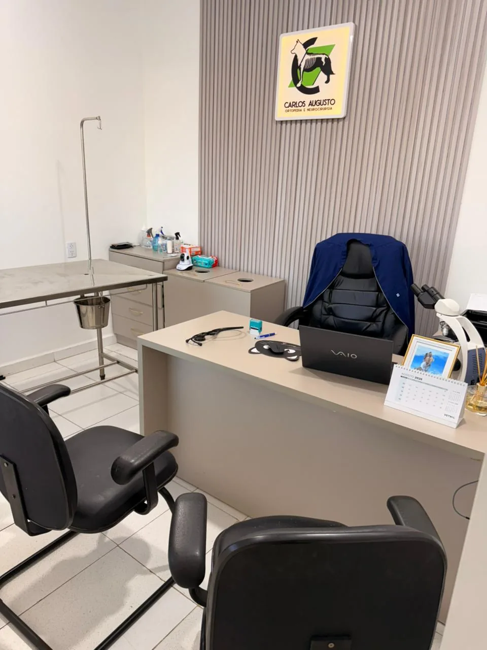 Consultório da AniVet Clínica Veterinária, com identificação do responsável técnico